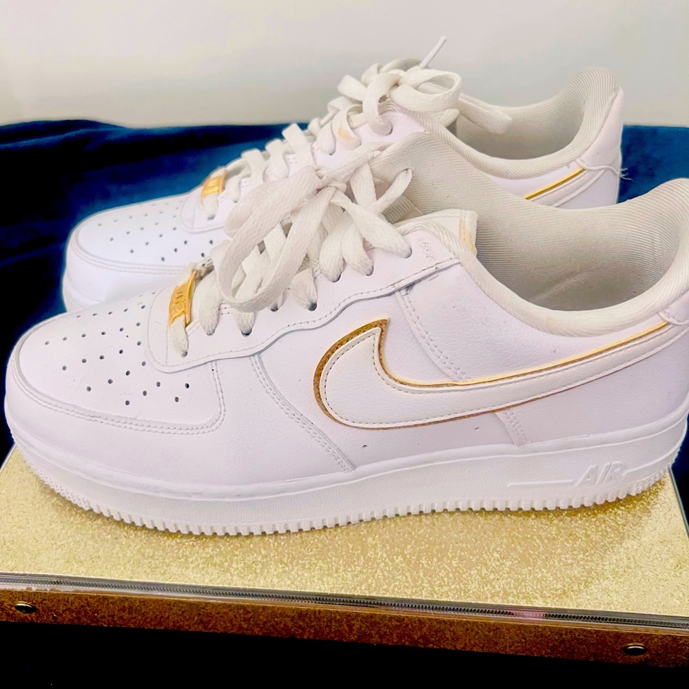 Nike Air Force 1 low white/gold Metallic Women’s 10.5 Pre-owned.